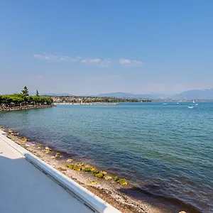 https://residenza-miralago.it-lombardy.com