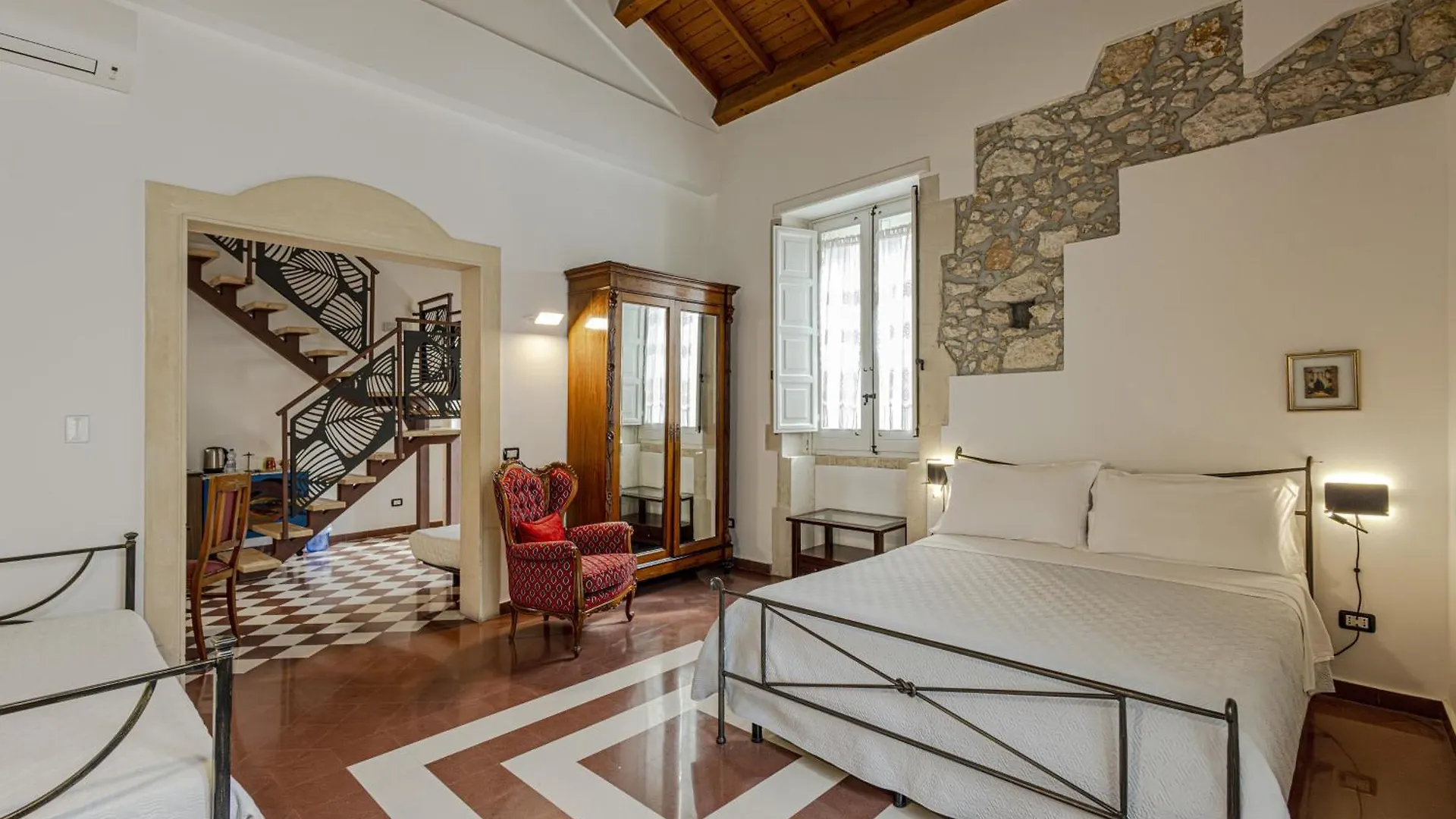 Lakkios Charming Suites And Rooms Syracuse Bed & Breakfast